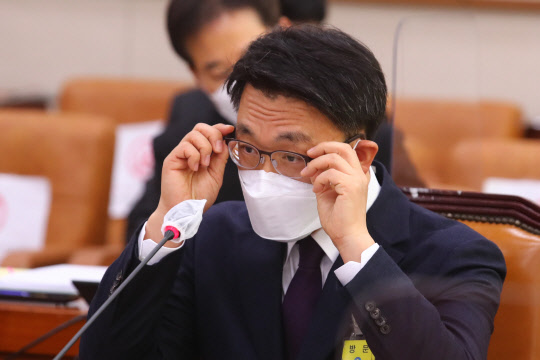 김진욱 초대 고위공직자범죄수사처(공수처) 처장 후보자가 19일 오전 서울 여의도 국회 법제사법위원회에서 열린 인사청문회에 출석, 안경을 고쳐쓰고 있다.  연합뉴스